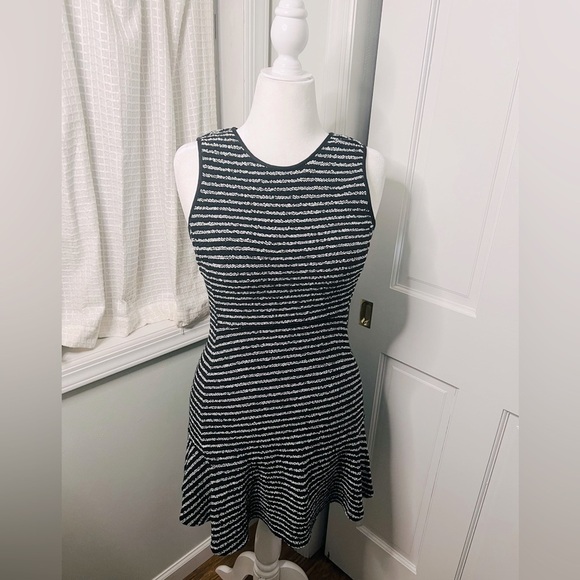 #139 THEORY • STRIPED SUMMER KNIT DRESS - Picture 1 of 7